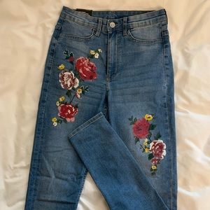 H&M skinny jeans with flower print, size 6